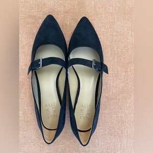 Beautiful pair of Naturalizer black loafers. Only worn once!